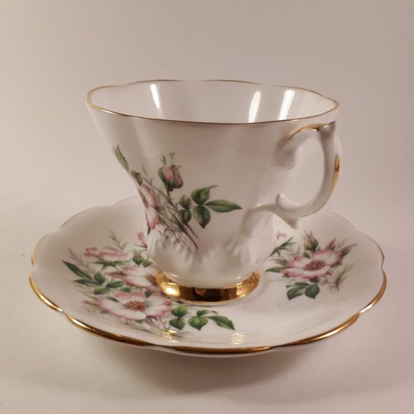 Vintage RARE Alberta Wild rose by Royal Albert teacup and saucer - Picture 5 of 9